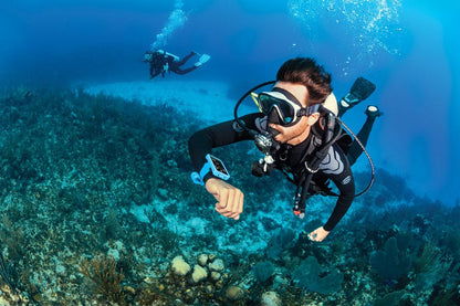 Scuba diver checking watch underwater (FBTUtQIW)