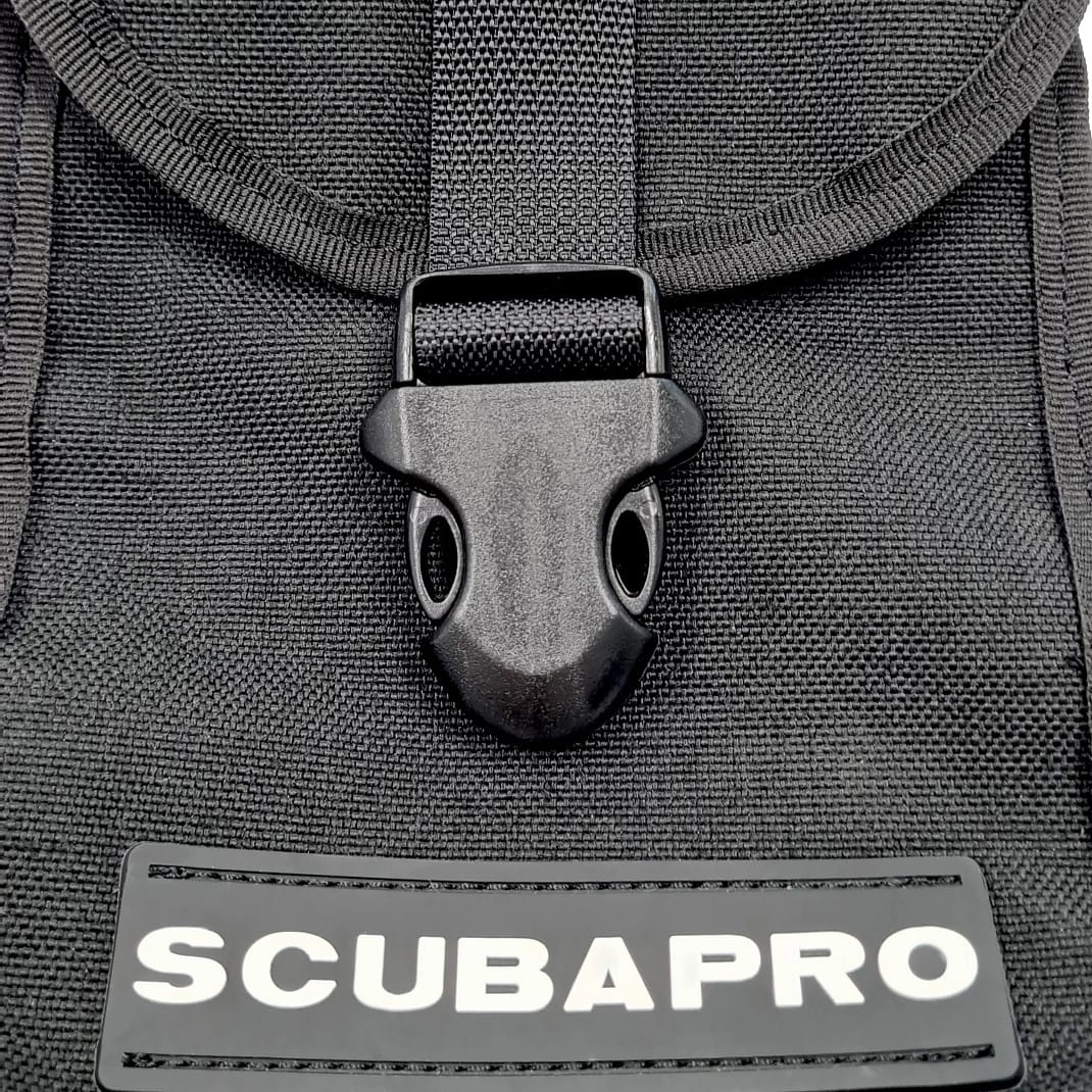 Scubapro Hydros Cargo Thigh Pocket detail with buckle