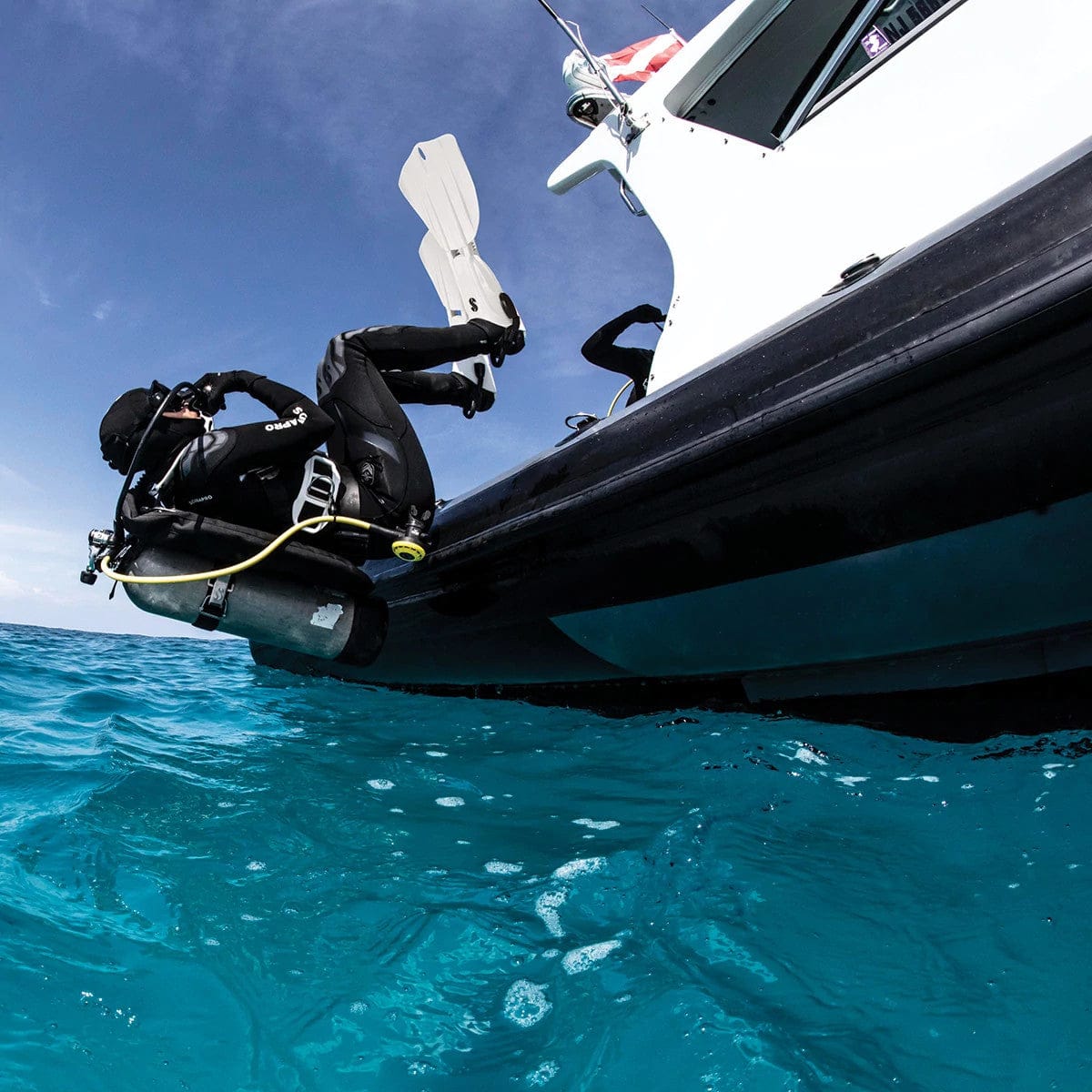 SP_2361600X S-Tek Waist & Shoulder Kit diver entering water from boat.
