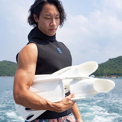 Man wearing Everflex Yulex vest holding fins